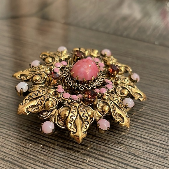 Vintage AUSTRIA Gold-tone Pin with Pink Glass Stones Art Glass Pink Cabochon - Picture 4 of 16